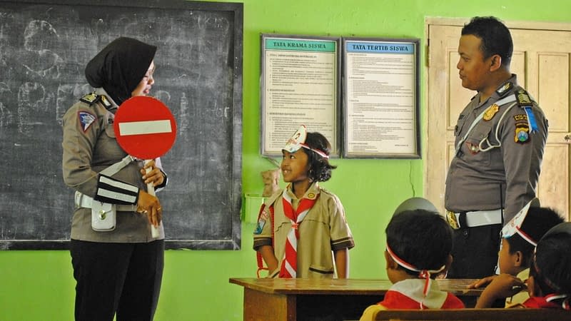 Foto Pendidikan Karakter bagi Guru: unsplash.com/@husniatisalma